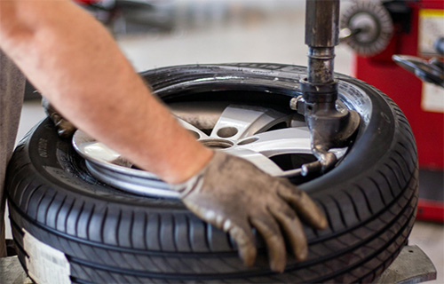 Mechanic replaces a tire in Pompano Beach
